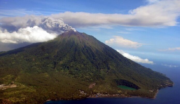 Mount Gamalama spews volcanic ash as it erupts on Ternate island, Indonesia, 16 September 2012. Nine people were injured and another was missing as they scrambled to escape a volcanic eruption, an official said Friday. EPA/MAST IRHAM