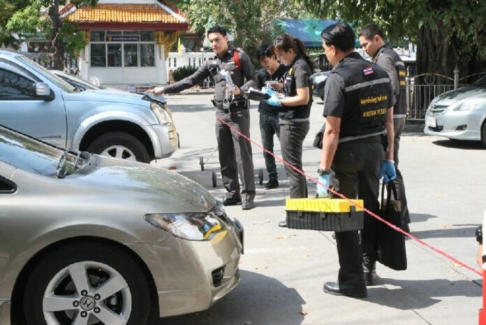 Police inspect the crime scene where Pol.Lt. Boonyarit Ruenyen, 37, reportedly shot his 21-year-old ex-girlfriend Rungnapha Tamool in Bangkok, 18 Dec 2014.<br />