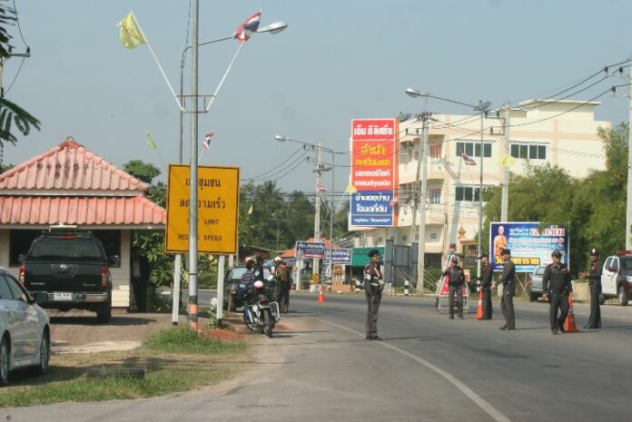 Police man a checkpoint near the residence of former Princess Srirasmi Suwadee in Ratchaburi province, 18 Dec 2014.<br />
