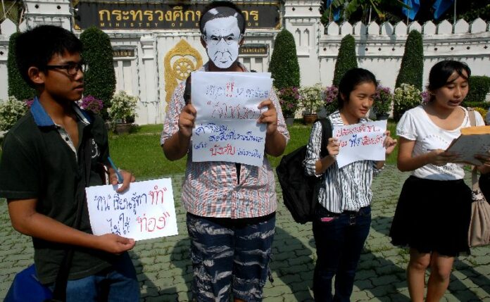 Student activists protest against the "Twelve Values," which they call a "propaganda," in front of the Ministry of Education, 13 Oct 2014.