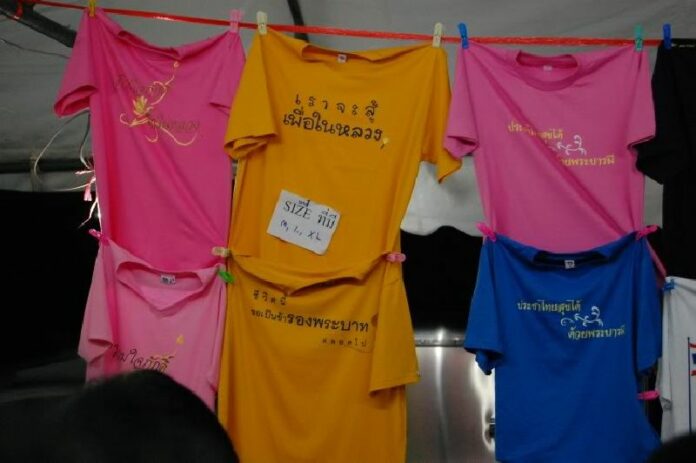 T-shirts with pro-monarchy slogans on sale at the Yellowshirt rally in Bangkok, November 2008. (Photo by Thai Free News website)