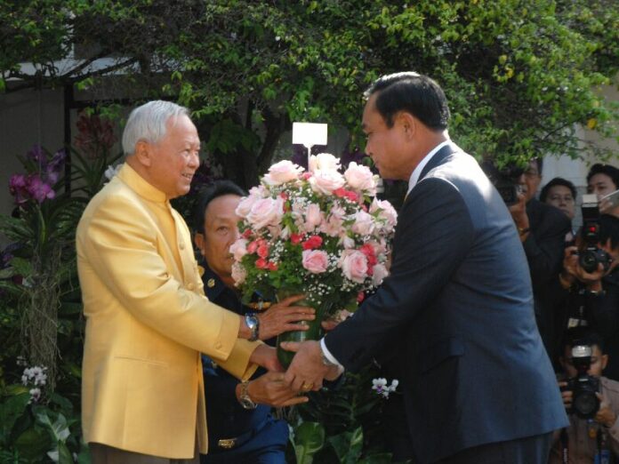 Gen. Prem Tinsulanonda receiving flowers from Gen. Prayuth Chan-ocha, 29 December 2014