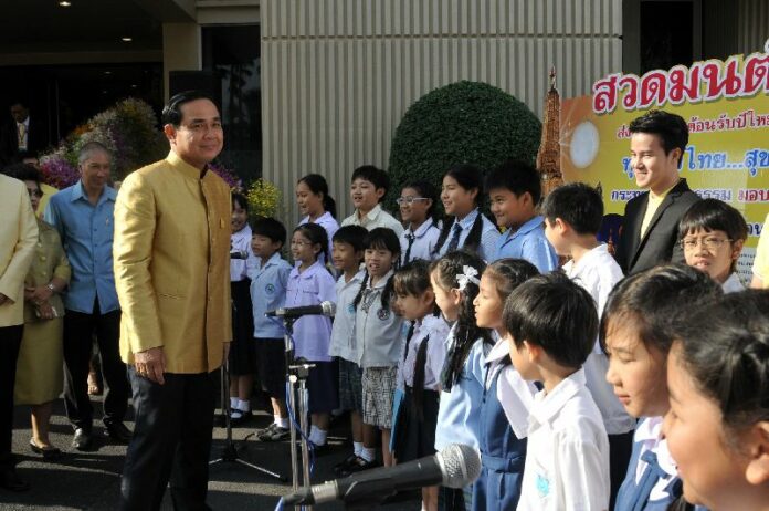 Gen. Prayuth Chan-ocha meets with a group of schoolchildren visitors after he concluded the last Cabinet meeting of the year 2014 at Government House in Bangkok, 30 December 2014.