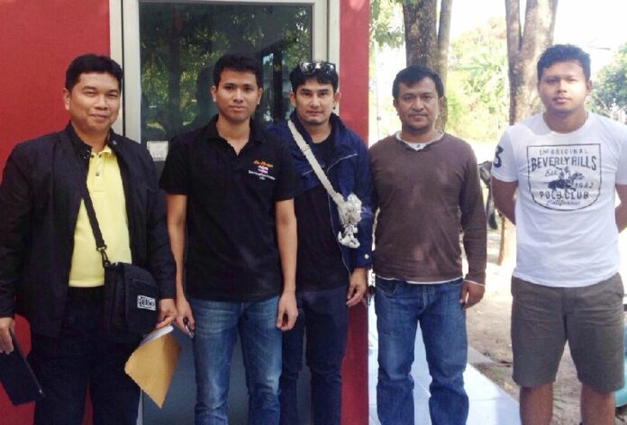 Arnon Mingkwanta (centre) at Tha Chat Chai Police Station, 30 December 2014.