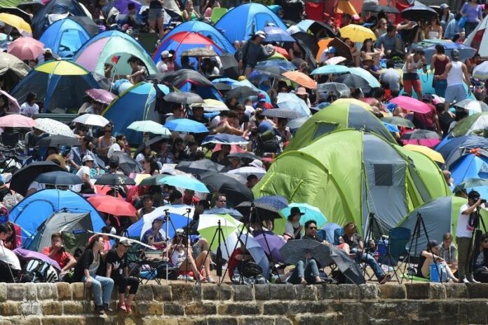 Thousands of New Year's Eve revellers with tents and tripods take up their positions early on the Sydney Harbour foreshore to watch tonight's New Year's Eve fireworks in Sydney, Australia, 31 December 2014. EPA/DEAN LEWINS AUSTRALIA AND NEW ZEALAND OUT