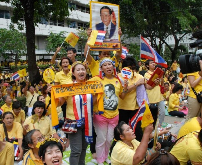 Supporters of His Majesty the King held up portraits of King Bhumibol at Siriraj Hospital in Bangkok, 5 December 2014.