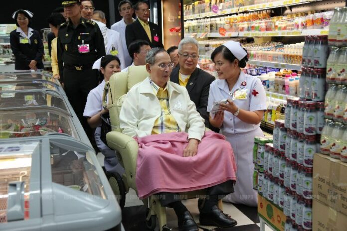 King Bhumibol visited a supermarket on the ground floor of Siriraj Hospital in Bangkok, 29 December 2014.