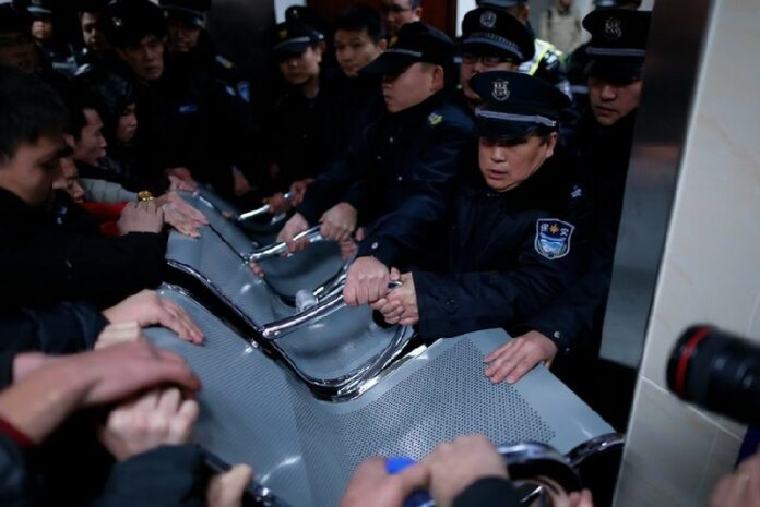 Security guards hold a line to keep relatives away from the emergency area of a hospital where some people injured in the stampede were admitted, in Shanghai, China, 01 January 2015. A stampede on New Year's Eve left 35 dead and more than 40 injured in Shanghai, marring celebrations that drew revellers around the world. The accident occurred 25 minutes before midnight at the crowded Chen-Yi Square along the city's famed Huangpu River waterfront. EPA/XING ZHE CHINA OUT<br />