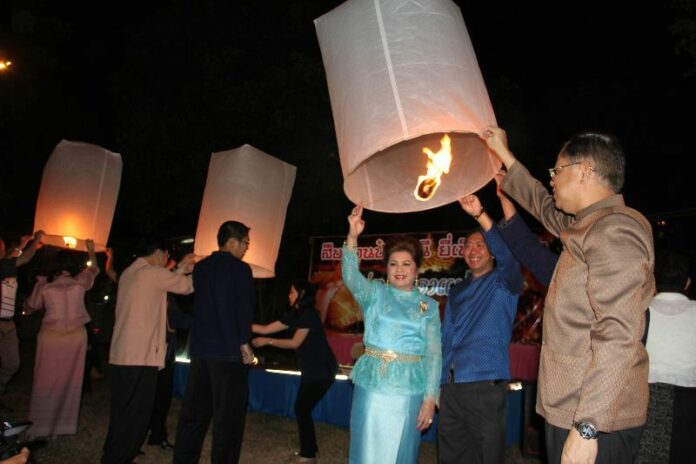 Loy Krathong sky lanterns in Chiang Mai, Nov 2013.<br />