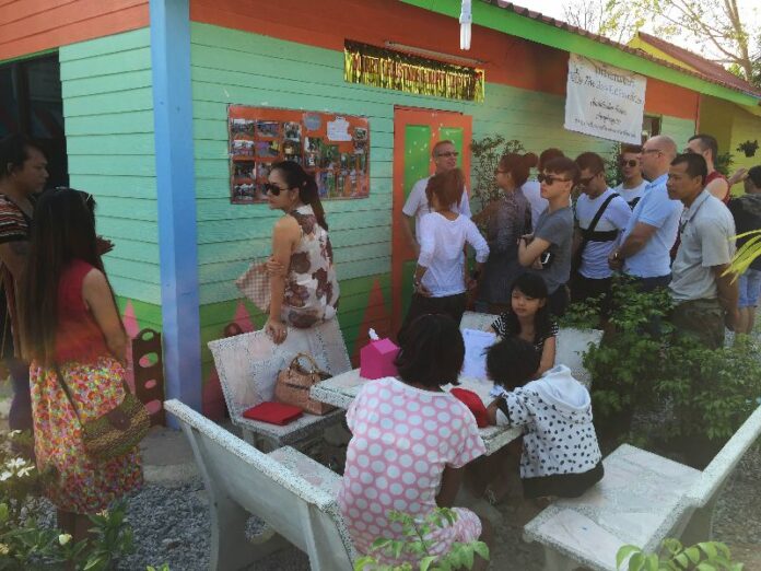 A group of Thais and Norwegians who raised money for the Glory Hut Foundation visit the charity's facilities in Banglamung district, 4 Jan 2015.