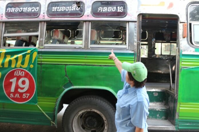 Technical students in Pathum Thani broke 3 windows on a public bus after spotting students from a rival school in the vehicle, 7 Jan 2015.