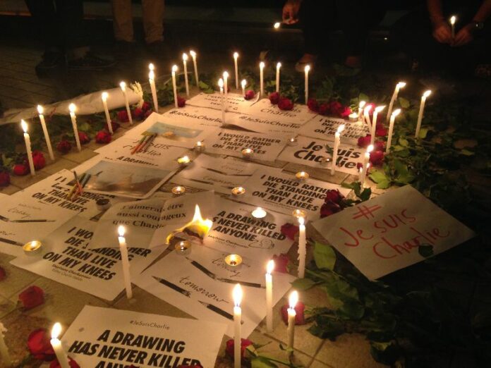 Several dozen people gathered in central Bangkok to honor those killed in the deadly attack on a satirical magazine in France, 8 Jan 2015.<br />