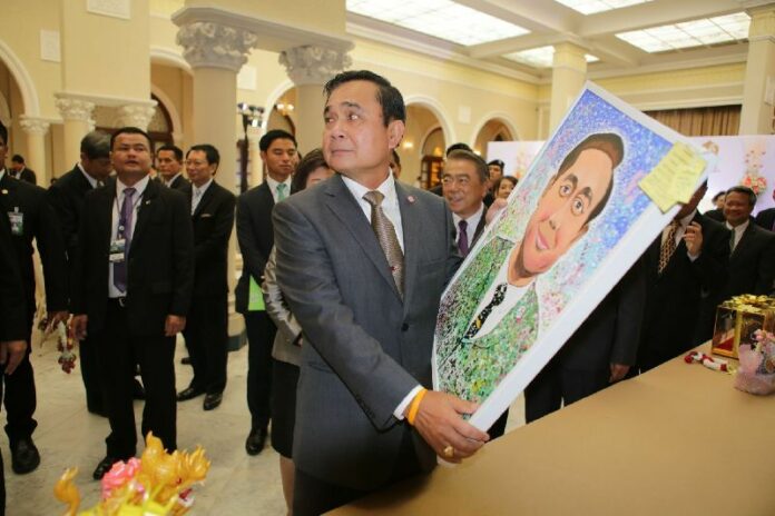 Gen. Prayuth greets schoolchildren at the Government House on 7 Jan 2015 in a run-up to National Children's Day on 10 Jan 2015.<br />