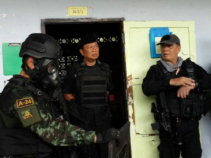 Soldiers at the crime scene where a shooting killed three suspected insurgents in Pattani province, 9 Jan 2015.<br />