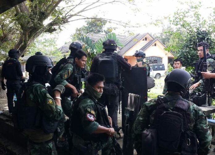 Soldiers at the madras where a shooting killed three suspected insurgents in Pattani province, 9 Jan 2015.<br />