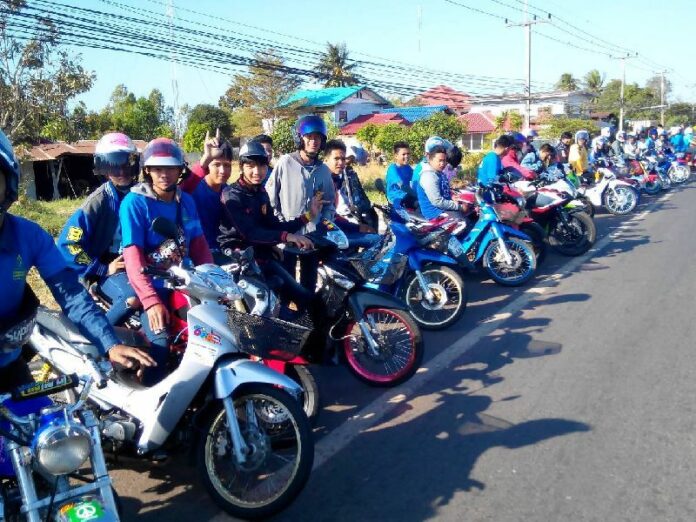 A motorcycle gang in Amnart Charoen province organized a food giveaway event for poor children in celebration of Thailand’s National Children's Day, 10 Jan 2015.