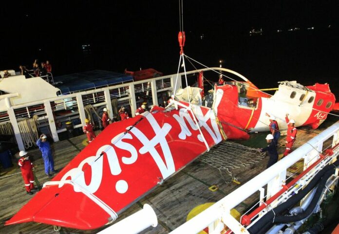 Crew lift the wreckage of the AirAsia aircraft after it was hoisted from the Java Sea during their recovery mission at Panglima Utar Kumai Harbour in Kumai, Central Borneo, Indonesia, January 11. EPA/BAGUS INDAHONO<br />