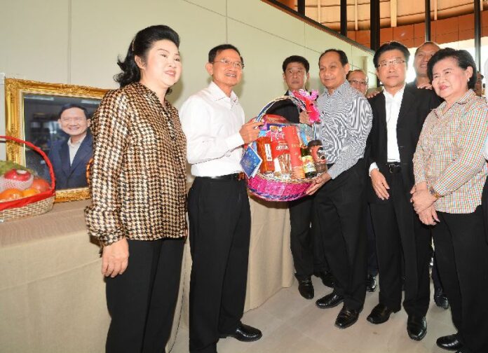Former Prime Minister Somchai Wongsawasdi and his wife Yaowapa Shinawatra receiving gifts at a New Year celebration on 12 Jan 2015.<br />