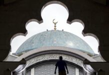 Student, Housewife Among 15 Extremism Suspects Held in Malaysia A Malaysian Muslim man enters a Mosque during the fasting month of Ramadan in 2014 in Kuala Lumpur, Malaysia. Photo: Azhar Rahim / EPA