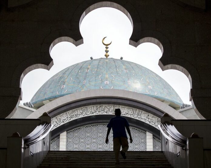 A Malaysian Muslim man enters a Mosque during the fasting month of Ramadan in 2014 in Kuala Lumpur, Malaysia. Photo: Azhar Rahim / EPA