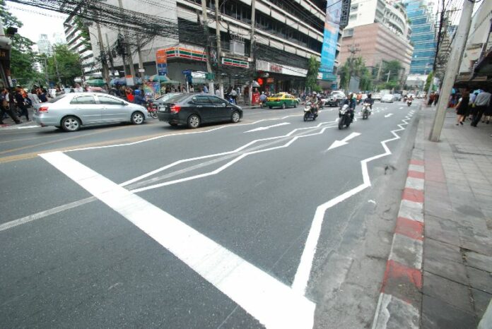 The Bangkok Metropolitan Administration has painted zig-zagging lines on Asoke Montri Road in central Bangkok in an effort to improve pedestrian safety.