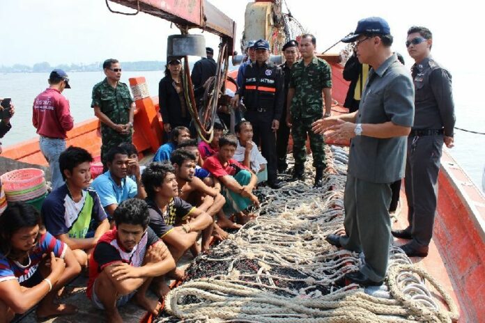 Marine police in Satul province inspected fishing boats manned by Burmese workers to look for potential human traffickers and drug use, 19 June 2014.<br />