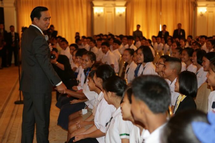 Gen. Prayuth greets schoolchildren at the Government House on 7 Jan 2015 in a run-up to National Children's Day on 10 Jan 2015.<br />