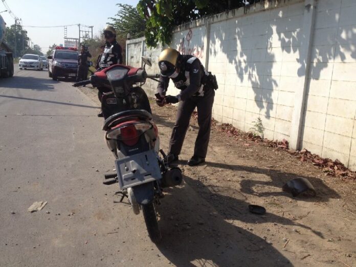 Police inspect the crime scene where two teenage technical students were shot dead in Pathum Thani province on 15 Jan 2015.