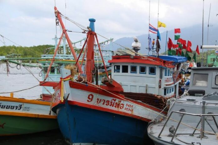 Thongbai Thamthong's ship, "Gao Baramee Por," was hit by more than 30 bullets on 8 December by policemen in the Andaman Sea.<br />