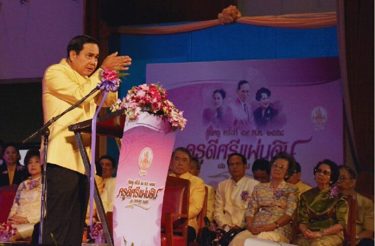 Don't Vote For 'Previous Politicians,' Prayuth Advises Nation