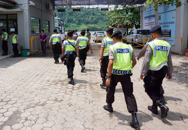 Indonesian police officers undertake security preparations for the execution of six people on death row for drug trafficking in Cilacap, Central Java, Indonesia, 17 January 2015. Australia has appealed to the Indonesian leadership more than 50 times not to execute two Australians facing the death penalty. EPA/BAYU NUR