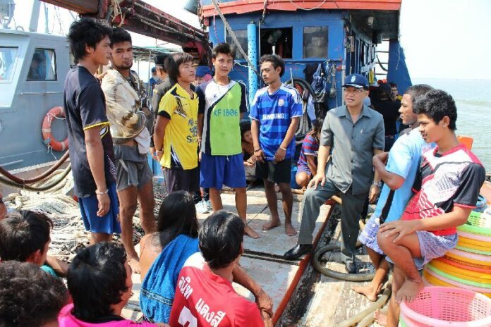 Marine police in Satul province inspected fishing boats manned by Burmese workers to look for potential human traffickers and drug use, 19 June 2014.<br />