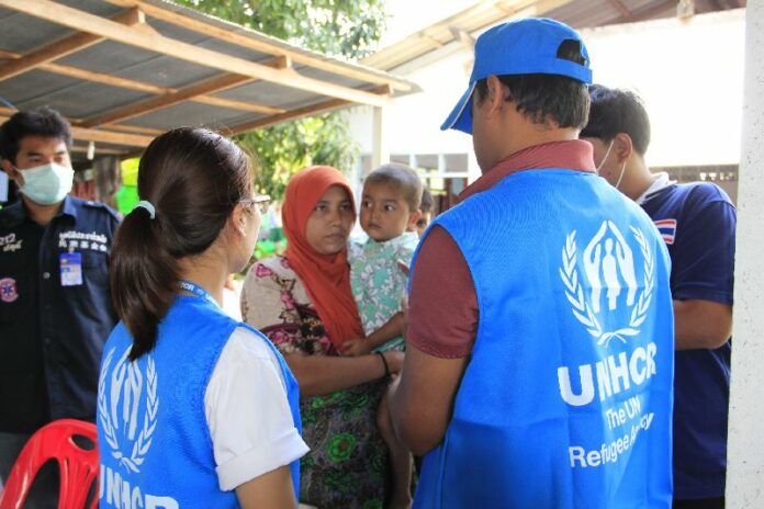 Officials from the United Nations High Commissioner for Refugees (UNHCR) visited a shelter in Hua Sai housing 99 Rohingya refugees, 21 Jan 2015.<br />