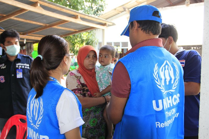 Officials from the United Nations High Commissioner for Refugees (UNHCR) visited a shelter in Hua Sai housing 99 Rohingya refugees, 21 Jan 2015.<br />