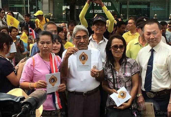 Dozens of Thai royalists defied the junta's ban on protests to stage a rally in front of the New Zealand Embassy in Bangkok on 23 Jan 2015, demanding NZ authorities extradite an alleged anti-monarchist back to Thailand.<br />