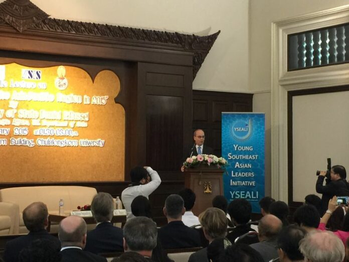 US Assistant Secretary of State for East Asian and Pacific Affairs Daniel Russel speaking to a crowd at Chulalongkorn University, 26 Jan 2015.