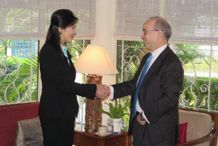 Daniel Russel, the US Assistant Secretary of State for East Asian and Pacific Affairs, meeting with former PM Yingluck Shinawatra on 26 Jan 2015.<br />