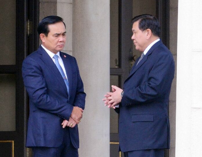 Gen. Prayuth Chan-ocha (L) speaking with Gen. Thanasak Patimaprakorn after the latter's meeting with US State Dept official Daniel Russel on 26 Jan 2015.