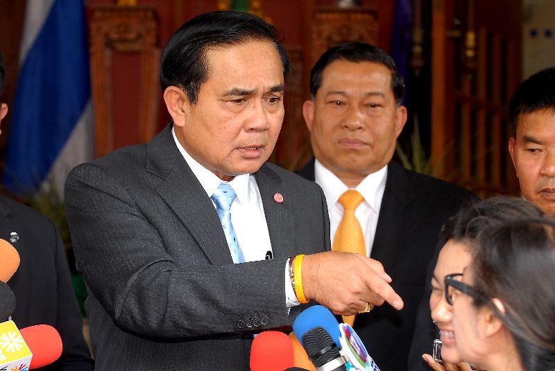 Gen. Prayuth Chan-ocha speaking to reporters on 28 Jan 2015.