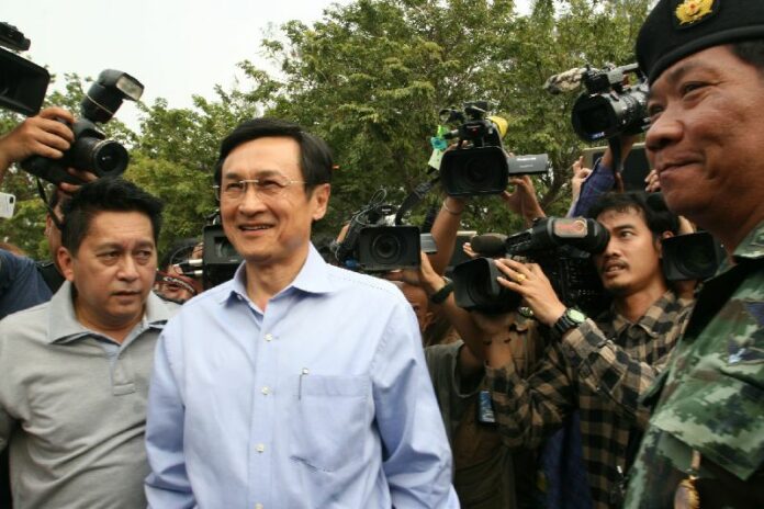 Chaturon Chaisaeng reporting to the 1st Region Army headquarters in Bangkok, 29 Jan 2015.<br />