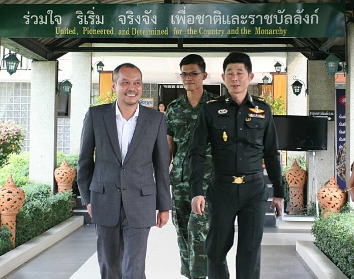 Nattawut Saikua leaving the 1st Region Army headquarters in Bangkok on 30 Jan 2015.<br />