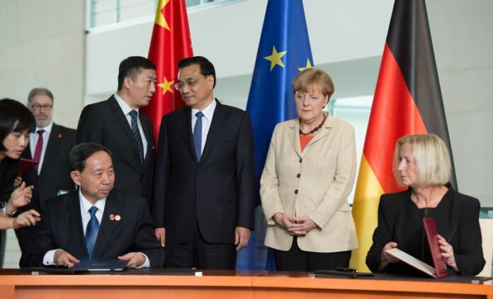 Federal Education Minister Johanna Wanka and Yuan Guiren, Minister of Education, seen alongside German Chancellor Angela Merkel and Chinese Premier Li Keqiang on 10/10/2014 at the Chancellery in Berlin, Germany. Chinese authorities have ordered universities to ban the use of imported textbooks seen as promoting Western values. Photo: Bernd von Jutrczenka/dpa<br />