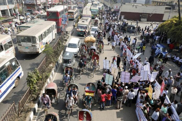 Shop owners and business association representatives form a human chain to protest against blockades during a country-wide strike called by the Bangladesh Nationalist Party (BNP) in Dhaka, Bangladesh, 02 February 2015. At least seven people were killed when assailants threw firebombs at a bus in eastern Bangladesh on Tuesday during a transport blockade by the political opposition, police said. EPA/ABIR ABDULLAH<br />