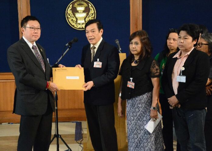 30 Thailand-based rights groups submitted a petition urging the CDC to drop a plan to merge the National Human Rights Commission (NHRC) and the Ombudsman’s Office under the next constitution, 3 Feb 2014.<br />