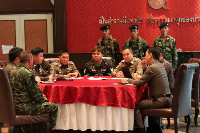Police and military officers interrogate Krit Butradeecheen about a forged royal statement, 4 Feb 2015.<br />