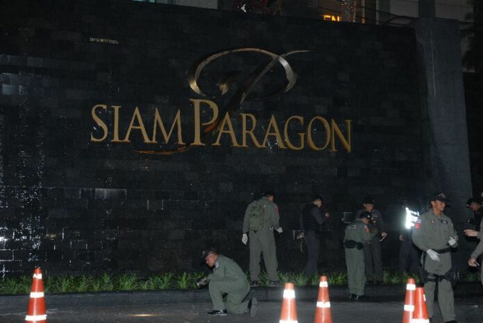 EOD officers collect evidence of the explosion at Siam Paragon shopping mall in Bangkok, 1 February 2015<br />