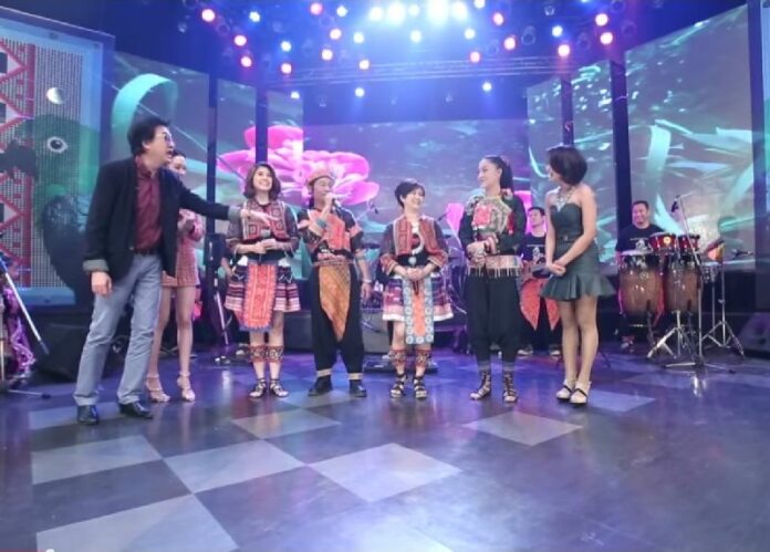 Nok Lae performing on the "The Family Gang" on Channel 3 on 31 January 2015.<br />