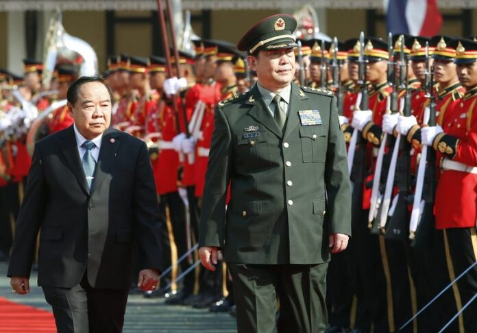 Chinese Defense Minister Chang Wanquan (R) and Thai Defense Minister Prawit Wongsuwon (L) during a welcoming ceremony at the Ministry of Defence in Bangkok, Thailand, 06 February 2015. Thailand and China have agreed to more military cooperation amid irritation in the ruling Thai junta over a call by a US diplomat to end martial law. EPA/NARONG SANGNAK<br />