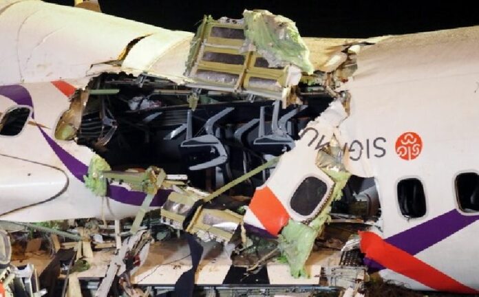 <br />
A policeman guards part of the wrecked fuselage and recovered luggae of the crashed TransAsia Airways plane on the bank of the Keelung River in Taipei, Taiwan, early 05 February 2015. Four more bodies were found in Taipei as rescuers expanded their search of a river where a commercial passenger plane crashed this week. EPA/DAVID CHANG