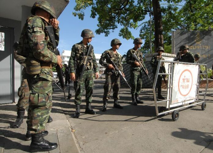 Soldiers guard the Army Club in Bangkok, 23 May 2014.<br />